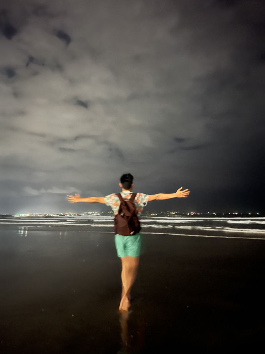 れいなが海に向かって走っている写真